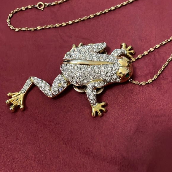 Jewelry - Gold tone Crystal Frog pendant